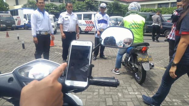 Sosialisasi ini diharapkan mampu menekan angka kecelakaan lalu lintas di musim hujan.