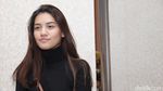 Monita Tahalea Tampil Simple dan Chic