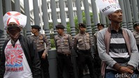 Polisi menjaga ketat aksi ini.