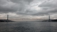Dari atas kapal traveler bisa melihat Jembatan Bosphorus. Jembatan ini pertama kali dibangun oleh Raja Darius pada 522 hingga 485 SM (sebelum Masehi), kemudian disempurnakan lagi oleh perusahaan Turki dan kontraktor dari Jerman pada Tahun 1973 (Rois/detikTravel)