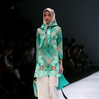 Koleksi terbaru dari Itang Yunasz Yang Mengangkat tema Cindramata di Jakarta Fashion Week 2017. Senayan City. Jakarta. [Foto: Mohammad Abduh/Wolipop]