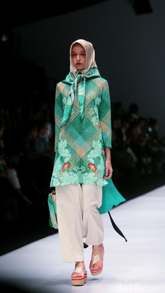 Koleksi terbaru dari Itang Yunasz Yang Mengangkat tema Cindramata di Jakarta Fashion Week 2017. Senayan City. Jakarta. [Foto: Mohammad Abduh/Wolipop]