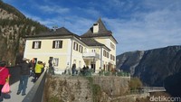 Negeri Dongeng Austria, Hallstatt tak lagi tenang. Kota ini kini mulai dibanjiri turis dan bikin Hallstatt bukanlah negeri dongeng nan senyap. (Fitraya Ramadhanny)