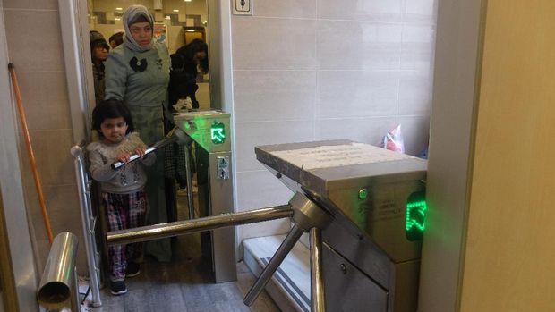 Untuk masuk ke toilet mesti bayar dulu (Rois/detikTravel)