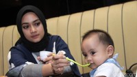 Lucunya Skala yang sedang disuapi makan oleh Ayudia. Pool/Ismail/detikFoto.