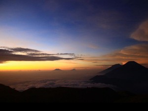 Walau Dieng Sedang Dingin, Itulah Waktu Terbaik Naik Gunung Prau