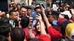 Ekpresi Pendukung Ahok Berebut Selfie di Pulomas