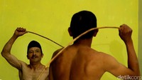 Meski kental dengan budaya adat istiadat Majapahit. Di desa Ngandas ada memiliki keanekaragaman agama, namun saling menjaga satu sama lainnya.