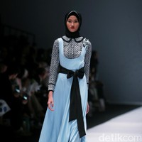 Koleksi terbaru Zaskia Sungkar mengangkat tema Senja Kala di Jakarta Fashion Week 2017. Senayan City. Jakarta. [Foto: Mohammad Abduh/Wolipop]