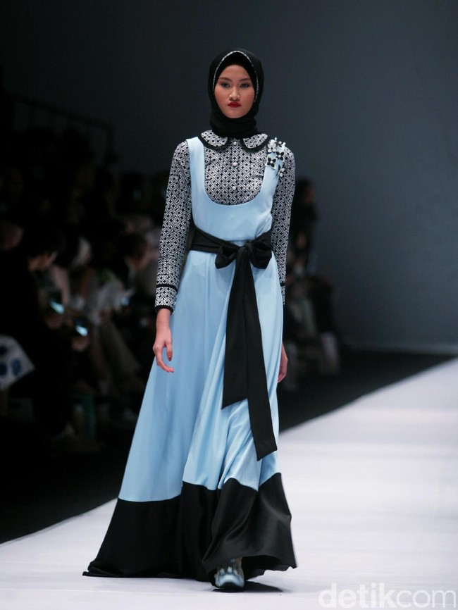 Koleksi terbaru Zaskia Sungkar mengangkat tema Senja Kala di Jakarta Fashion Week 2017. Senayan City. Jakarta. [Foto: Mohammad Abduh/Wolipop]
