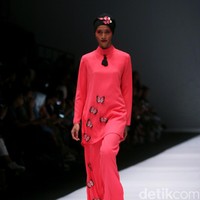 Koleksi terbaru dari Itang Yunasz Yang Mengangkat tema Cindramata di Jakarta Fashion Week 2017. Senayan City. Jakarta. [Foto: Mohammad Abduh/Wolipop]
