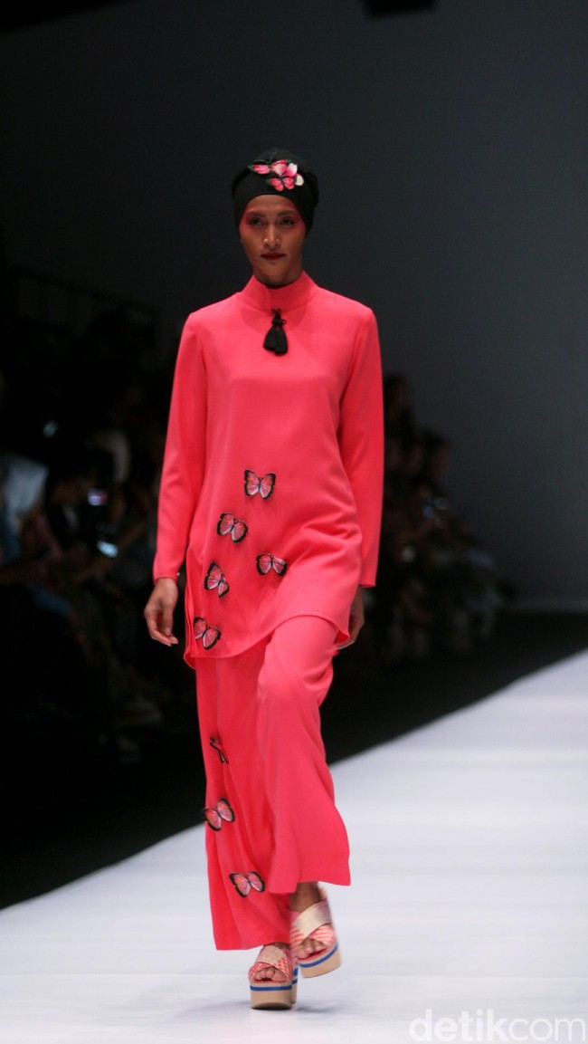 Koleksi terbaru dari Itang Yunasz Yang Mengangkat tema Cindramata di Jakarta Fashion Week 2017. Senayan City. Jakarta. [Foto: Mohammad Abduh/Wolipop]