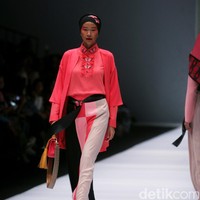 Koleksi terbaru dari Itang Yunasz Yang Mengangkat tema Cindramata di Jakarta Fashion Week 2017. Senayan City. Jakarta. [Foto: Mohammad Abduh/Wolipop]