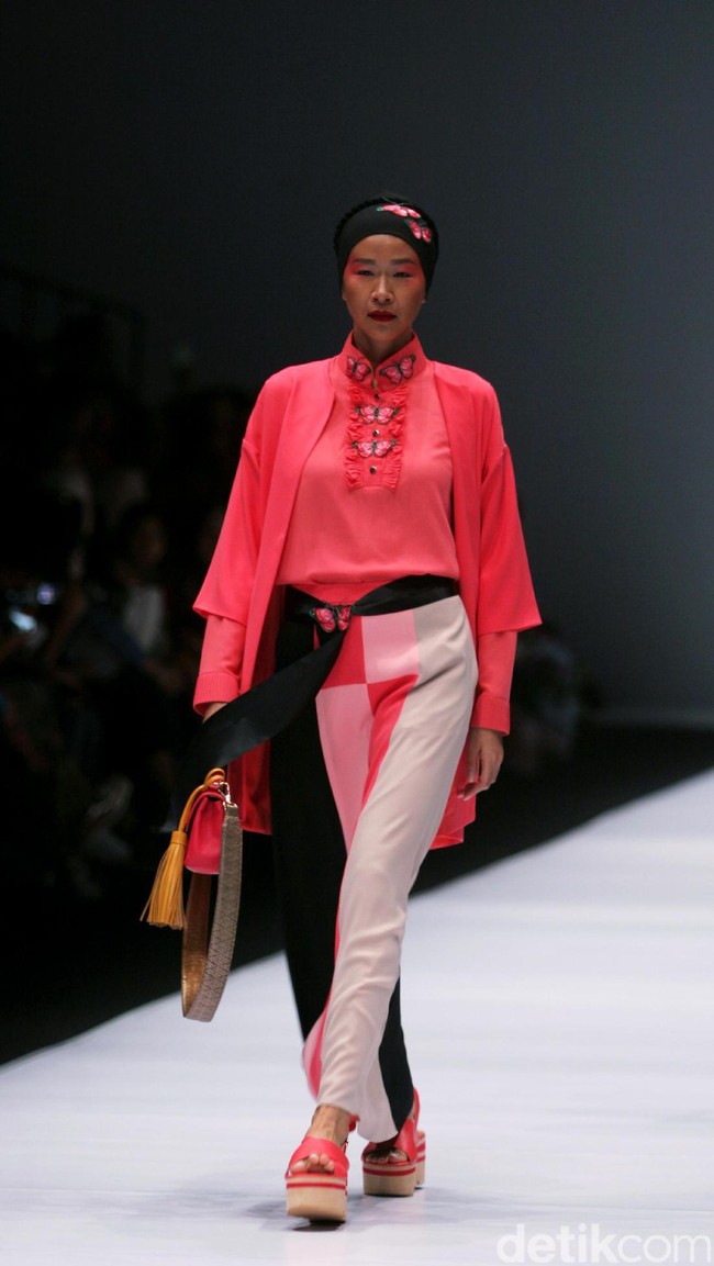 Koleksi terbaru dari Itang Yunasz Yang Mengangkat tema Cindramata di Jakarta Fashion Week 2017. Senayan City. Jakarta. [Foto: Mohammad Abduh/Wolipop]