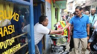 Sandiaga menyapa warga dari pintu ke pintu (door to door) di kawasan Jatinegara.