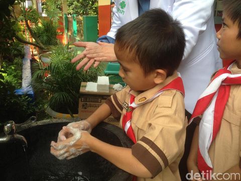 Anak cuci tangan