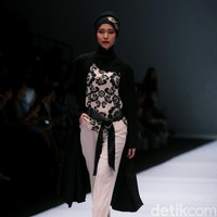 Koleksi terbaru dari Itang Yunasz Yang Mengangkat tema Cindramata di Jakarta Fashion Week 2017. Senayan City. Jakarta. [Foto: Mohammad Abduh/Wolipop]