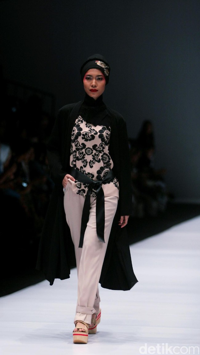 Koleksi terbaru dari Itang Yunasz Yang Mengangkat tema Cindramata di Jakarta Fashion Week 2017. Senayan City. Jakarta. [Foto: Mohammad Abduh/Wolipop]