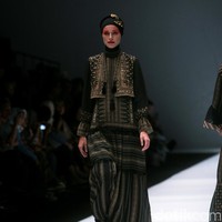Koleksi terbaru dari Itang Yunasz Yang Mengangkat tema Cindramata di Jakarta Fashion Week 2017. Senayan City. Jakarta. [Foto: Mohammad Abduh/Wolipop]