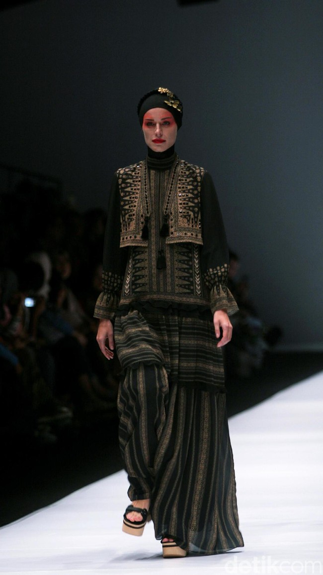 Koleksi terbaru dari Itang Yunasz Yang Mengangkat tema Cindramata di Jakarta Fashion Week 2017. Senayan City. Jakarta. [Foto: Mohammad Abduh/Wolipop]