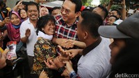Seorang warga bersama Ahok saat berkampanye di Pulomas.