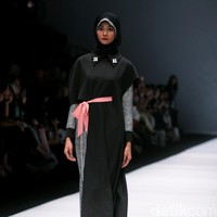 Koleksi terbaru Zaskia Sungkar mengangkat tema Senja Kala di Jakarta Fashion Week 2017. Senayan City. Jakarta. [Foto: Mohammad Abduh/Wolipop]