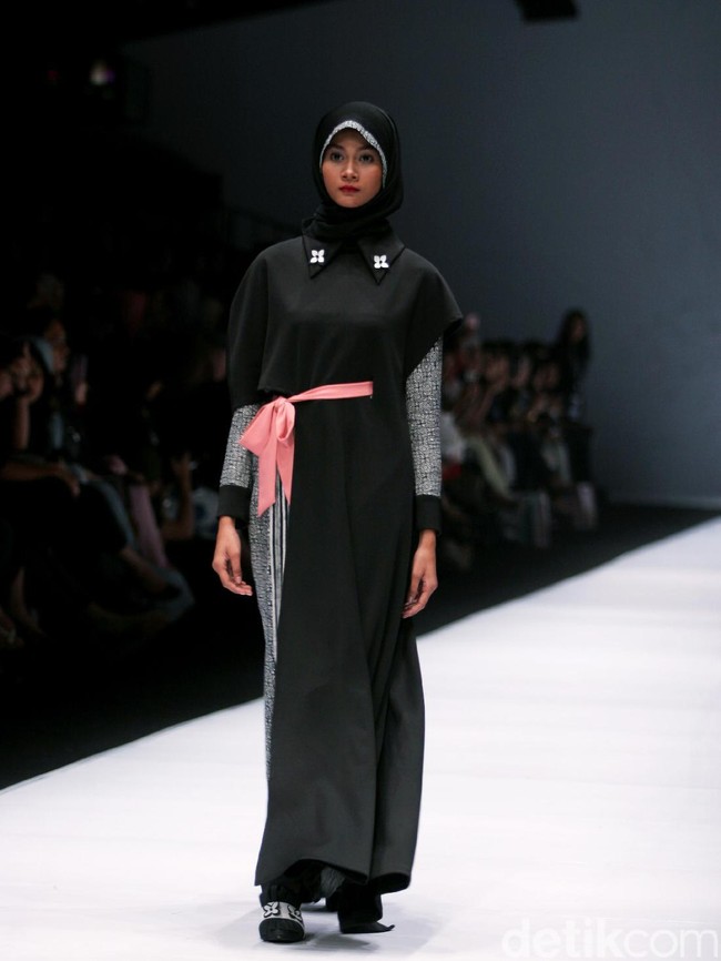 Koleksi terbaru Zaskia Sungkar mengangkat tema Senja Kala di Jakarta Fashion Week 2017. Senayan City. Jakarta. [Foto: Mohammad Abduh/Wolipop]