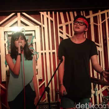 Rizky Febian dan Ify 'Blink' Mendadak Duet di Singapura