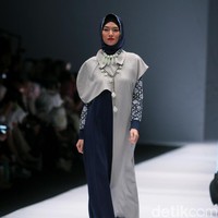 Koleksi terbaru Zaskia Sungkar mengangkat tema Senja Kala di Jakarta Fashion Week 2017. Senayan City. Jakarta. [Foto: Mohammad Abduh/Wolipop]