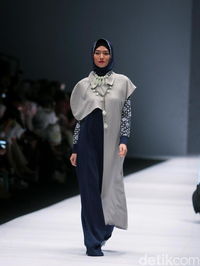 Koleksi terbaru Zaskia Sungkar mengangkat tema Senja Kala di Jakarta Fashion Week 2017. Senayan City. Jakarta. [Foto: Mohammad Abduh/Wolipop]