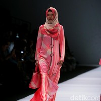 Koleksi terbaru dari Itang Yunasz Yang Mengangkat tema Cindramata di Jakarta Fashion Week 2017. Senayan City. Jakarta. [Foto: Mohammad Abduh/Wolipop]