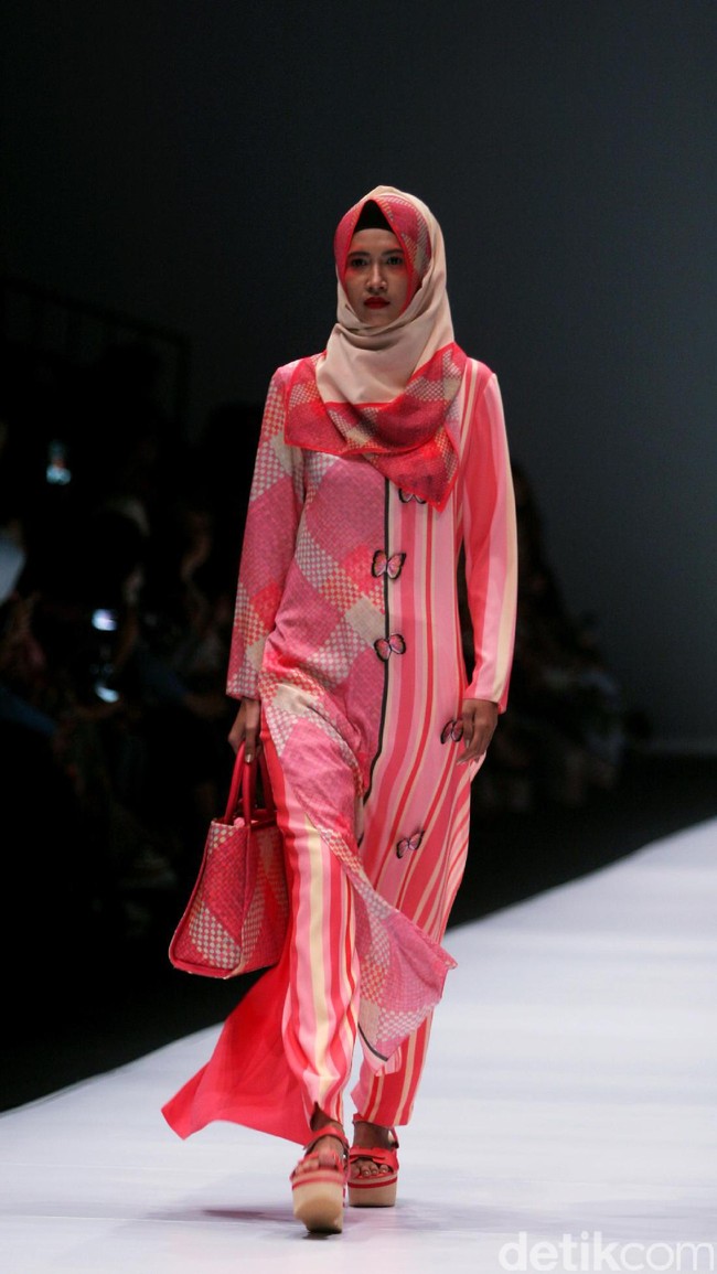 Koleksi terbaru dari Itang Yunasz Yang Mengangkat tema Cindramata di Jakarta Fashion Week 2017. Senayan City. Jakarta. [Foto: Mohammad Abduh/Wolipop]
