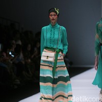 Koleksi terbaru dari Itang Yunasz Yang Mengangkat tema Cindramata di Jakarta Fashion Week 2017. Senayan City. Jakarta. [Foto: Mohammad Abduh/Wolipop]