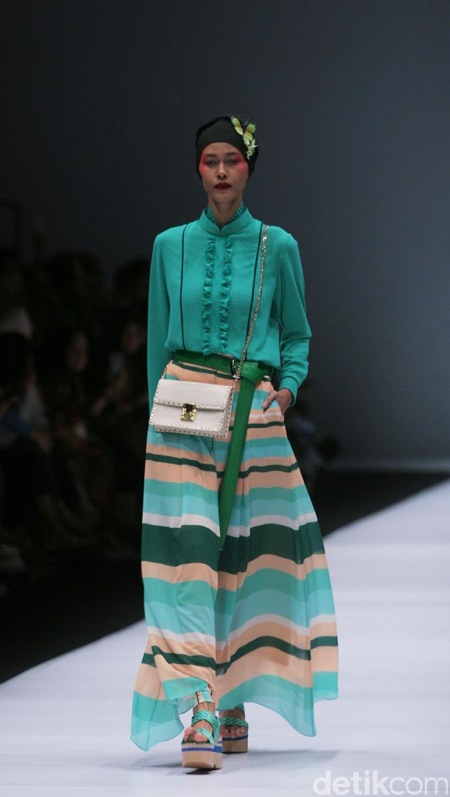Koleksi terbaru dari Itang Yunasz Yang Mengangkat tema Cindramata di Jakarta Fashion Week 2017. Senayan City. Jakarta. [Foto: Mohammad Abduh/Wolipop]