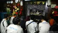 Para peserta Datsun Risers Expedition melantunkan doa berdasarkan kepercayaan masing-masing, mendoakan agar Eyang Jugo Kyai Zakaria dan Eyang Raden Mas Iman Sujono diterima di sisi Tuhan Yang Maha Esa.