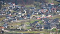 Kota Hallstat dilihat dari kejauhan. Hallstatt menjadi situs UNESCO karena keindahan alamnya (Fitraya/detikTravel)