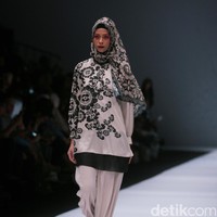 Koleksi terbaru dari Itang Yunasz Yang Mengangkat tema Cindramata di Jakarta Fashion Week 2017. Senayan City. Jakarta. [Foto: Mohammad Abduh/Wolipop]