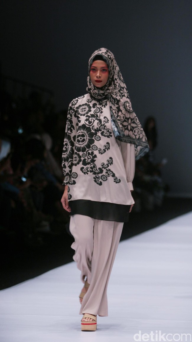 Koleksi terbaru dari Itang Yunasz Yang Mengangkat tema Cindramata di Jakarta Fashion Week 2017. Senayan City. Jakarta. [Foto: Mohammad Abduh/Wolipop]