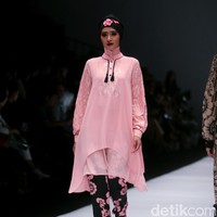 Koleksi terbaru dari Itang Yunasz Yang Mengangkat tema Cindramata di Jakarta Fashion Week 2017. Senayan City. Jakarta. [Foto: Mohammad Abduh/Wolipop]
