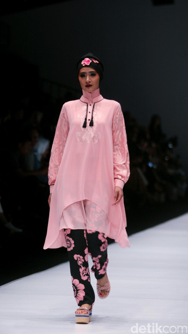 Koleksi terbaru dari Itang Yunasz Yang Mengangkat tema Cindramata di Jakarta Fashion Week 2017. Senayan City. Jakarta. [Foto: Mohammad Abduh/Wolipop]