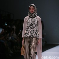 Koleksi terbaru dari Itang Yunasz Yang Mengangkat tema Cindramata di Jakarta Fashion Week 2017. Senayan City. Jakarta. [Foto: Mohammad Abduh/Wolipop]