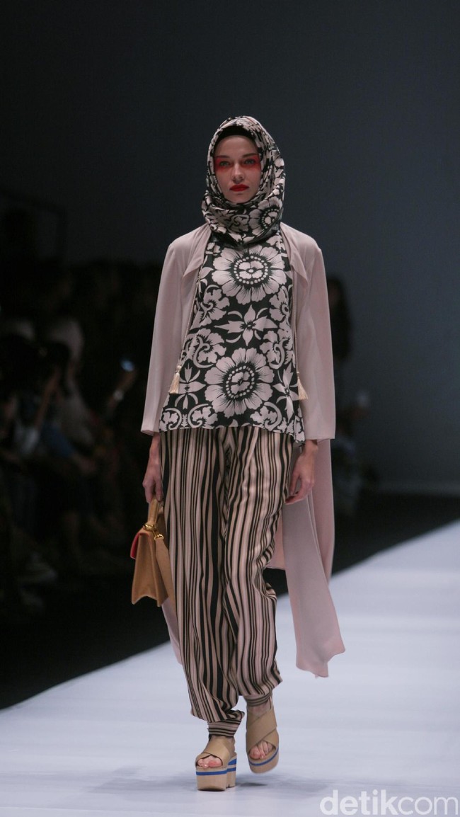Koleksi terbaru dari Itang Yunasz Yang Mengangkat tema Cindramata di Jakarta Fashion Week 2017. Senayan City. Jakarta. [Foto: Mohammad Abduh/Wolipop]