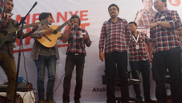 Komunitas pengamen bernyanyi bersama Ahok dan Djarot.