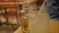 Puas menyantap shabu-shabu dan yakiniku, Anda bisa menikmati aneka minuman segar. Kami emncoba es jeruk nipis yang asam segar!