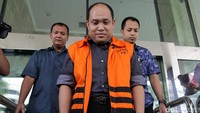 Yan Anton Ferdian berjalan ke luar Gedung KPK usai menjalani pemeriksaan, Jakarta, Rabu (23/11/2016).