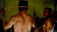 Luka memar nampak membekas usai ritual sabet rotan atau ujung-ujungan.