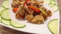 Ayam Goreng Cabe Kering berupa fillet ayam goreng tepung yang diberi cabai rawit goreng. Adonan tepung terasa renyah sedikit lembab. Rasa gurih ringan semburat bawang putih cukup tercecap. Bila ingin pedas, perlu menggigit cabainya.