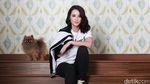 Lucu! Julie Estelle Beradu Pose Bersama Bubbly