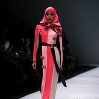 Koleksi terbaru dari Itang Yunasz Yang Mengangkat tema Cindramata di Jakarta Fashion Week 2017. Senayan City. Jakarta. [Foto: Mohammad Abduh/Wolipop]