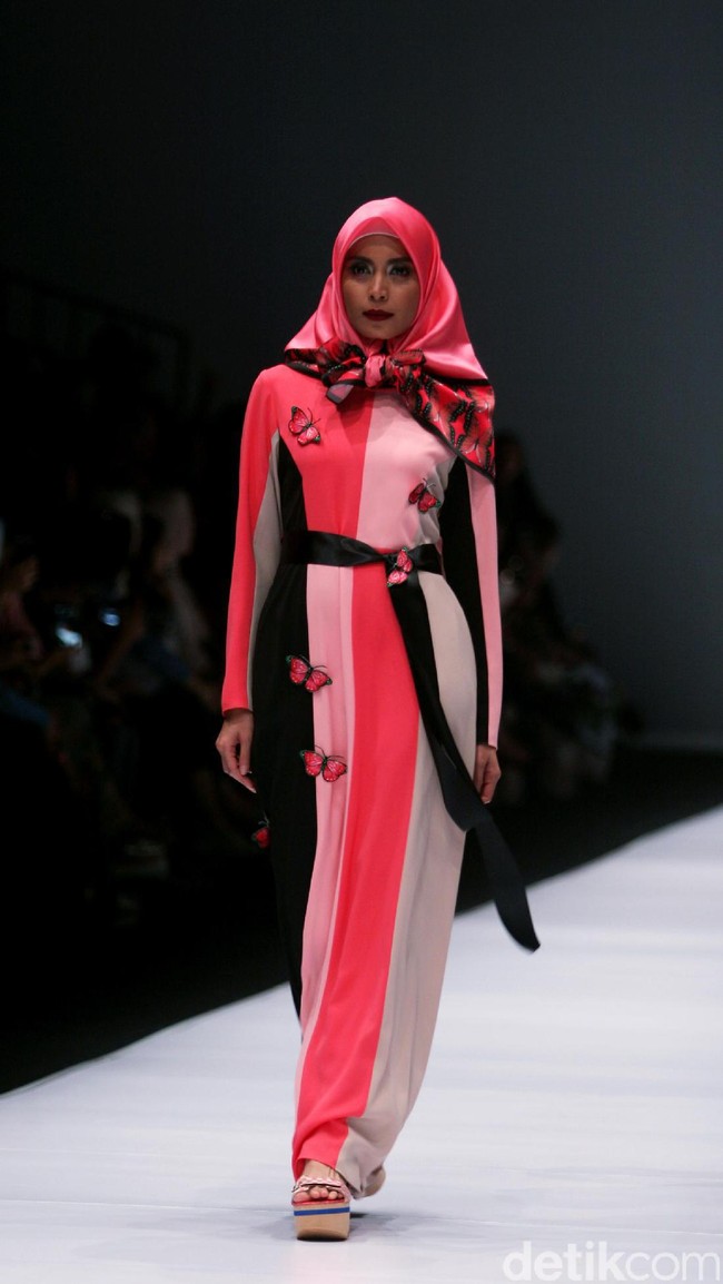 Koleksi terbaru dari Itang Yunasz Yang Mengangkat tema Cindramata di Jakarta Fashion Week 2017. Senayan City. Jakarta. [Foto: Mohammad Abduh/Wolipop]